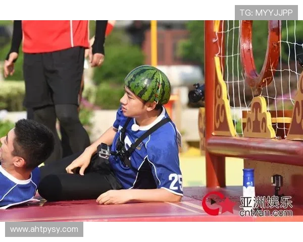 足球明星化身搞笑角色挑战极限趣味视频引发网友热议