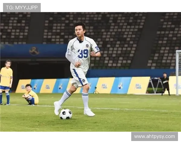 足球明星化身老年人挑战自我展现真实人生故事