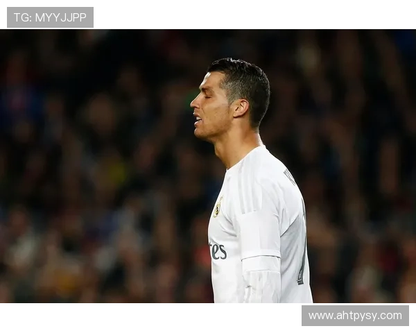 足球明星在训练场上精准射门挑战极限展现超凡技艺与无与伦比的实力